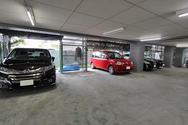 狛江市岩戸北３丁目の賃貸マンションの駐車場