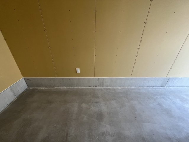 大庄西町2丁目563番3シャッター付ガレージ