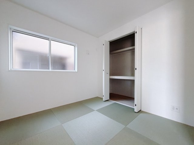 【新築戸建】みどり市大間々町大間々第12の和室|■和室｜リビングと繋がっている和室は、お子様の様子を見守りながらお洗濯物を畳んだり、家事の合間のちょっとした休憩やのんびりお昼寝にも♪セカンドリビングとしてもお使いいただけます。