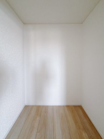 【新築戸建】みどり市大間々町大間々第12の収納|■WIC｜お洋服はもちろん、使う頻度の少ない家具や小物・場所を取りがちな旅行用のスーツケースなどもしまえます。また、厚手のコートをしまっても充分な広さを堪能できるプランです♪