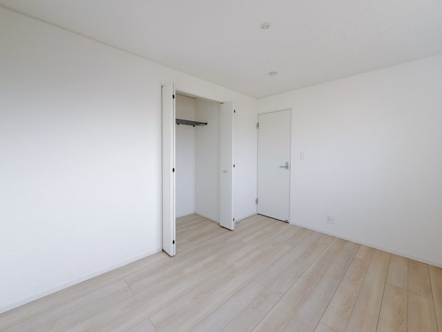 【新築戸建】みどり市大間々町大間々第12の洋室|■洋室｜ナチュラルカラーの床です。模様替えなどとても楽しく工夫できます♪陽当たり、風通しもとても良いので毎日快適な生活スタートです！子供部屋にも良いですね♪