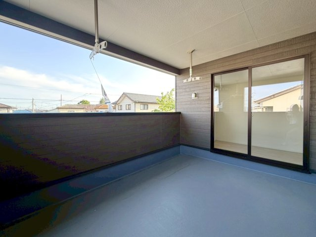 【新築戸建】みどり市大間々町大間々第12のバルコニー|■バルコニー｜ワイドバルコニーは、溜め込んでしまったお洗濯物を一気に干すことができるくらいのスペースがあります。二部屋から出入り可能なのでお布団などもラクラク干せますね♪