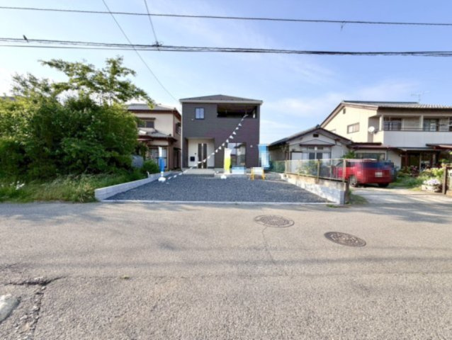 【新築戸建】みどり市大間々町大間々第12の外観|■外観｜道路幅にゆとりがあることで駐車もしやすく、来客時や複数台利用の際にもストレスを感じにくいのが魅力の一つです♪