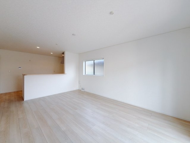【新築戸建】みどり市大間々町大間々第12の居間・リビング|■リビング｜落ち着きのある表情を見せるリビングダイニング。太陽の光がたっぷり差し込むリビングは、自然とご家族が集まる居心地の良い空間です。