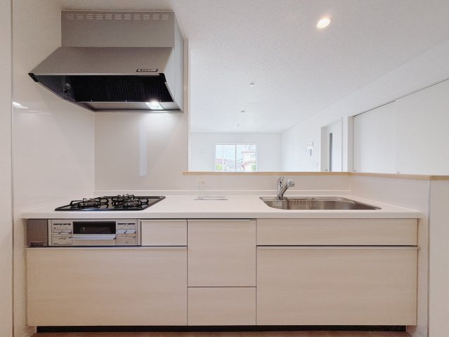 【新築戸建】みどり市大間々町大間々第12のキッチン|■キッチン｜全スライド式収納キッチン♪お皿や鍋の出し入れもラクラクです（＾＾）！