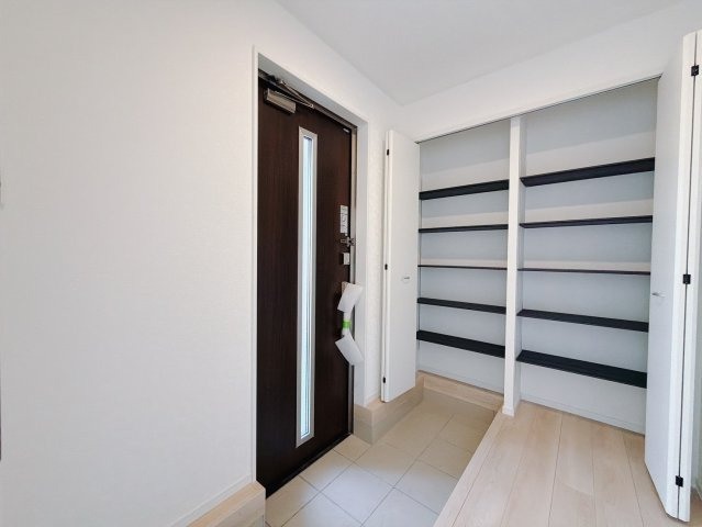 【新築戸建】みどり市大間々町大間々第12の玄関|■玄関｜急な来客時にもすぐに物がしまえるので便利です。「いつもキレイな玄関だね」とお友達やご近所さんに羨ましがられると気分も上がります♪