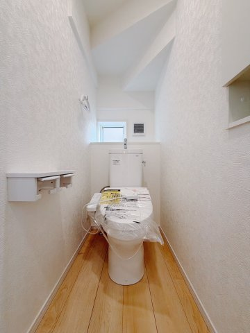 【新築戸建】みどり市大間々町大間々第12のトイレ|■トイレ｜1階と2階にトイレがございます♪壁には小物を置けるスペースがあるのでトイレットペーパーのストックを置いておくのにも便利です♪写真などを飾ってもおしゃれですね♪