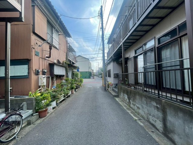 敷地面積17.19坪　売地　越谷市下間久里の前面道路含む現地写真|前面道路：北西側約４ｍ市道、約８ｍ接道
現地（2026年4月）撮影