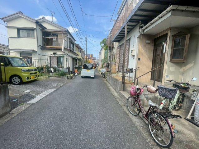 敷地面積17.19坪　売地　越谷市下間久里の前面道路含む現地写真|前面道路：北西側約４ｍ市道、約８ｍ接道
現地（2026年4月）撮影