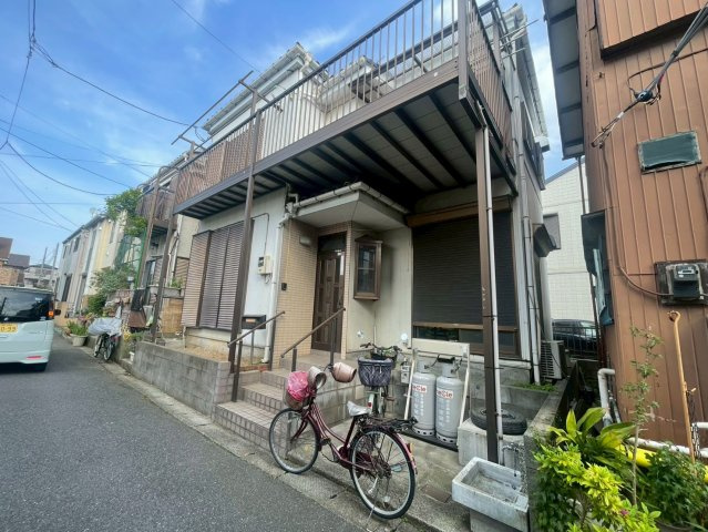 敷地面積17.19坪　売地　越谷市下間久里の外観|２駅利用可能！最寄りバス停から徒歩２分！通勤通学に便利な立地です♪小学校や保育園・公園が近く子育て環境良好です♪お買い物施設も近く暮らしやすい住環境です♪現地（2026年4月）撮影