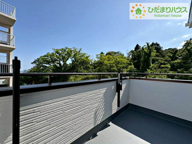 いろどりアイタウン日立市西成沢町　新築戸建　10号棟のバルコニー|ワイドなバルコニーで、ご家族全員のお洋服もらくらく干せちゃいます( *´艸｀)