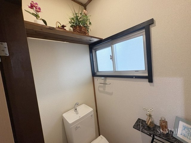 Castana大山Ⅱのトイレ|トイレに窓と棚あり☆