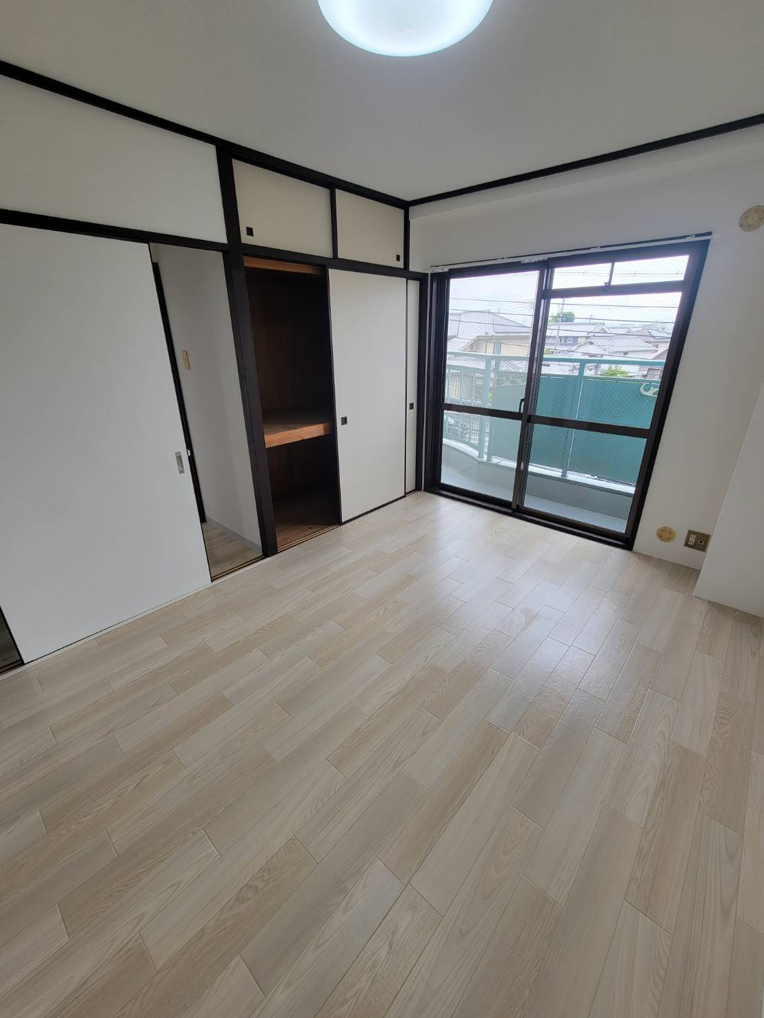 瑞穂町マンションの洋室