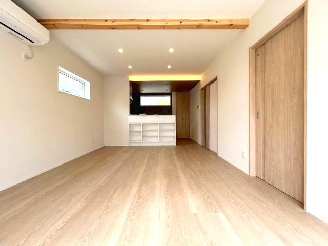 長野市三輪八丁目の居間・リビング|キッチン前の棚や建具の色合いも統一されていて、見た目の美しさと機能性を両立したデザイン。片付けやすく、生活感が出にくいのもポイントです