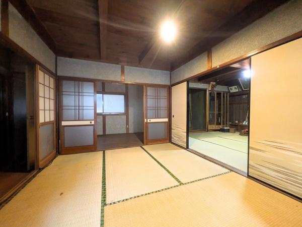 佐賀関　戸建ての和室|畳の香りに癒される落ち着いた和室。隣の部屋とはふすまで仕切られているので、開け放てば大人数の来客も安心してお迎えできる大空間に早変わり！用途に合わせてにぎやかな場にも、個室としても使えるのがいいです。