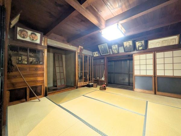 佐賀関　戸建ての和室|重厚感のある木の梁と畳が落ち着いた和の雰囲気を演出しています。障子やふすまのデザインも和室ならではの魅力です。天井が高く開放感があります。建具や収納の配置も伝統的な趣を感じさせます。