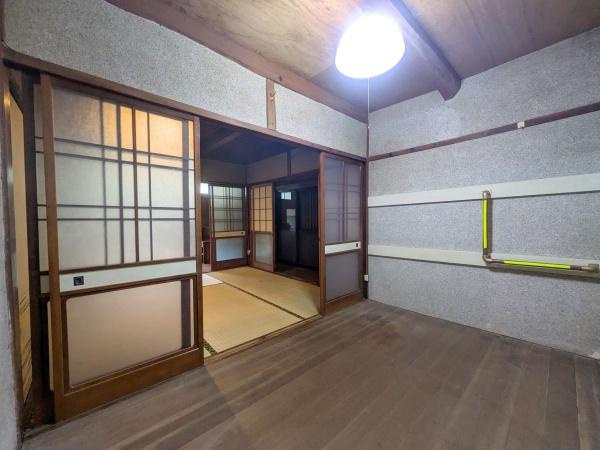 佐賀関　戸建ての洋室|引き戸で空間を仕切ることができる洋室です。隣接する和室との続き間で自由なレイアウトが可能です。天井まで抜けた広がりのある設計が特徴です。和と洋が調和した趣のある内装です。