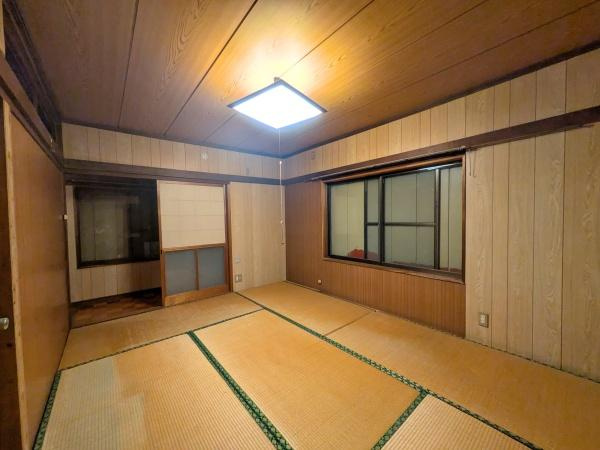 佐賀関　戸建ての和室|温かみのある木目調の壁と天井が特徴的な和室です。畳の敷かれた落ち着いた空間で引き戸の仕切りもあり使い勝手が良いです。窓からの採光で室内が明るく保たれます。シンプルな内装で様々な用途に対応できます。