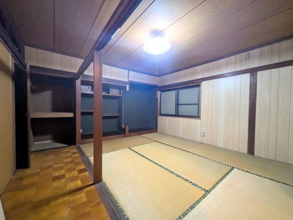 佐賀関　戸建ての和室|畳が敷かれた和室は落ち着いた雰囲気が広がり、天井や壁も木目調で統一されており温かみがあります。収納スペースもしっかり確保されています。障子風の窓も備わっており和の趣を感じられます。