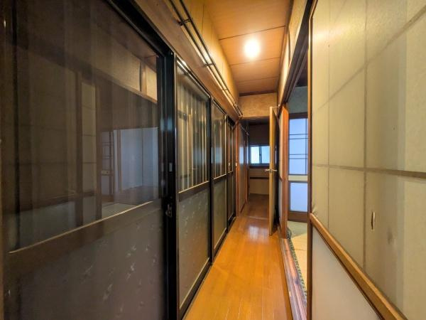 佐賀関　戸建ての内装|左から差し込む柔らかな光と、右側の障子が和の趣を感じさせる素敵な廊下です。木の温もりに包まれて、歩くだけでホッと落ち着くような心地よさが魅力です。奥まで光が届くのでお家全体が明るい印象になりますね。