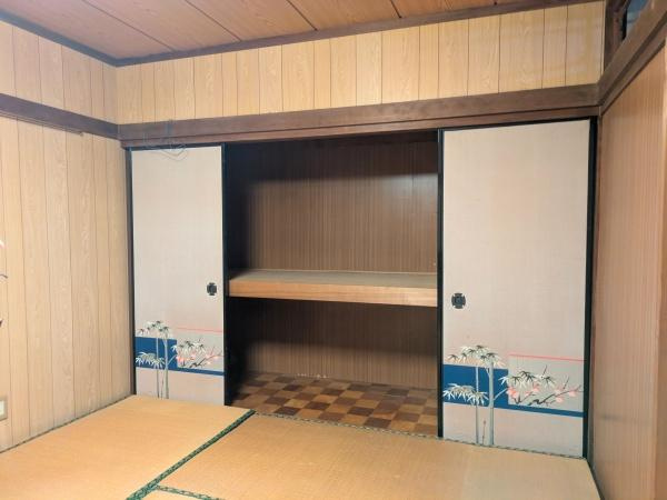 佐賀関　戸建ての収納|和の雰囲気を感じられる引き戸付き収納です。襖のデザインが空間に趣を加えおり、畳のお部屋に調和した仕様です。内部は奥行きがあり、使いやすい棚も設けられているため、収納力がしっかり確保されています。