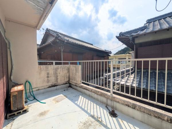 佐賀関　戸建てのバルコニー|開放感のあるバルコニーで日当たりが良く明るい雰囲気です。水栓やコンセントも備わっているため、洗濯物やガーデニングなどにも便利です。