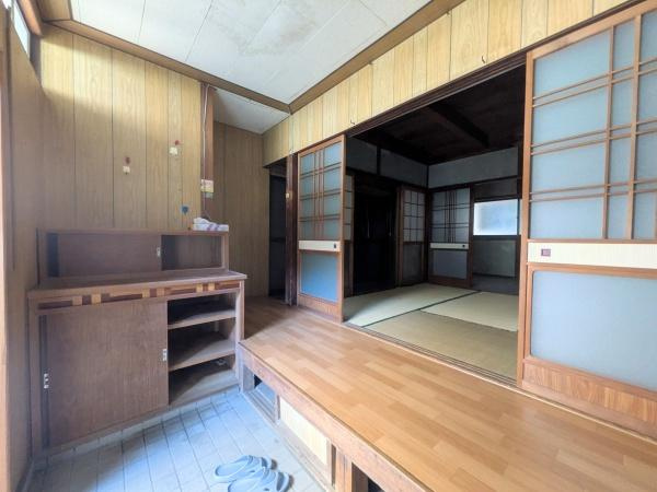 佐賀関　戸建ての玄関|木目調の落ち着くデザインと、開放感たっぷりの広い玄関が魅力。雨の日の泥落としや、荷物を置くスペースにも困りません。腰を掛けて楽に靴を脱ぎ履きできる広さは、生活にゆとりができます。