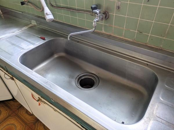 佐賀関　戸建てのキッチン|キッチンシンクは広々とした作りで日々の作業にも安心感があります。水栓は壁付けタイプで使いやすさが感じられます。