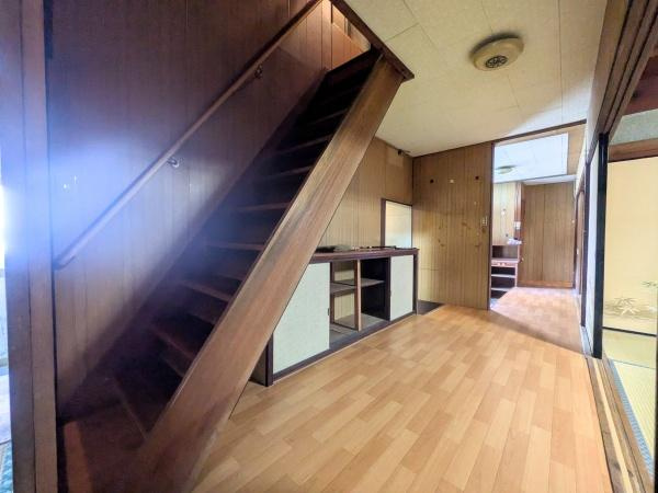 佐賀関　戸建ての内装|木目調の壁と階段が落ち着いた雰囲気を演出しています。廊下部分が広く移動もスムーズで、収納スペースもしっかり確保されています。照明は天井に取り付けられ圧迫感を感じにくい造りです。