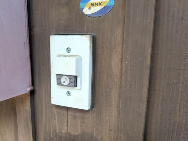 佐賀関　戸建ての内装|耳に馴染む音が心地よい玄関チャイム。複雑な設定も不要で、お子様からご年配の方まで誰でも迷わず使えます。シンプルで清潔感のある佇まいが、玄関の落ち着いた雰囲気にそっと寄り添ってくれます。
