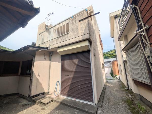 佐賀関　戸建てのその他|通路に面した開放的な造りで、お出かけも軽やか。大きなシャッター入口は、自転車等の出し入れはもちろん、ご近所さんとの交流も生まれやすいオープンな魅力があります。屋上で外気を感じながら寛ぐ時間も格別です。
