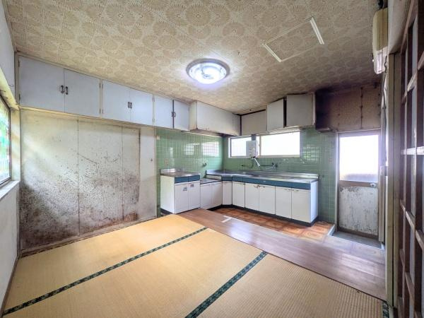 佐賀関　戸建ての居間・リビング|キッチンから和室まで見渡せる、安心感のあるレイアウト。お料理をしながら和室でくつろぐ家族を見守れるのがうれしいポイントです。豊富な収納と明るい光に包まれて、毎日をスマートに、心地よく過ごせるお家です。