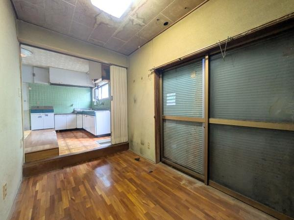 佐賀関　戸建ての居間・リビング|リビングはナチュラルな木目調の床が特徴です。隣接するキッチンエリアとは区切られていて、使い分けがしやすい空間です。大きな引き戸により開放感のある雰囲気が感じられます。