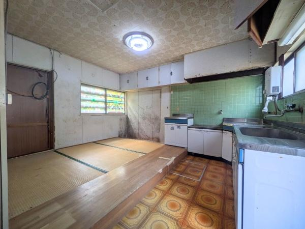 佐賀関　戸建ての居間・リビング|キッチンから畳スペースまで見渡せる開放感たっぷりのLDK。お料理中もお子様の様子をしっかり見守れます。大きな窓からの光と豊富な収納も備わり、家族みんなが自然と笑顔になれる心地よい空間です。