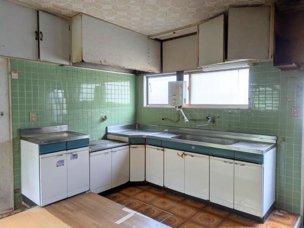 佐賀関　戸建てのキッチン|キッチンには広めの作業スペースが確保されています。上部と下部に収納が備わっており整理整頓がしやすい仕様です。大きな窓が設置されているため換気もよく、明るい空間が広がります。