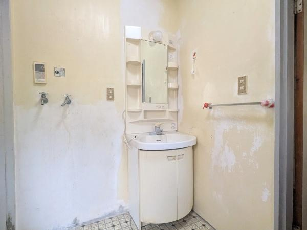佐賀関　戸建ての独立洗面台|洗面台はシンプルなデザインで収納棚が付いており小物整理にも便利です。鏡も大きく身だしなみのチェックがしやすい仕様です。水栓やコンセントも備わっており日常使用に対応しています。