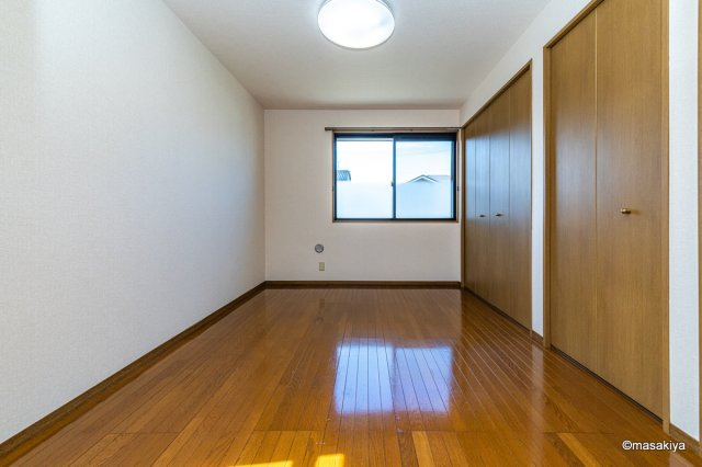 ルーミング三輪の洋室