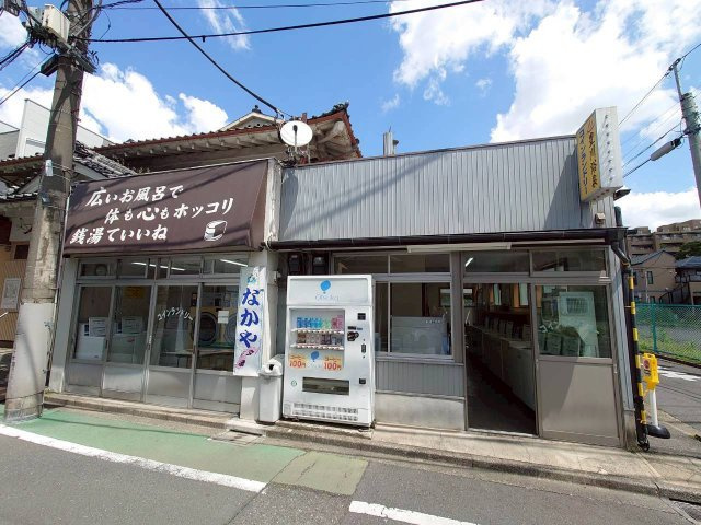 建物の隣にはコインランドリーがあります。