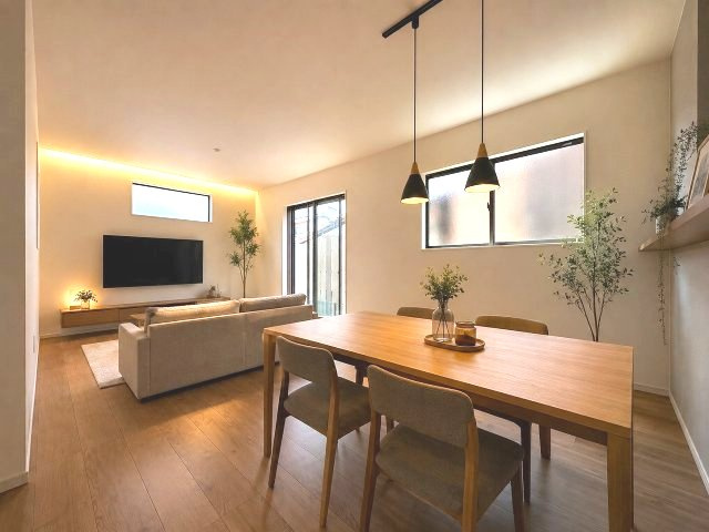 【居間・リビング】 | 福岡市東区香住ケ丘5丁目3期　1号棟（全1棟）【仲介手数料無料・0円】 | 施工例。施工例は完成時と異なる場合があります。