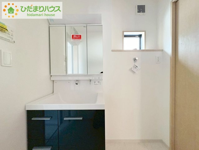 いろどりアイタウン日立市西成沢町　新築戸建　7号棟の独立洗面台|三面鏡の大きな鏡は憧れます(^^♪ 鏡の後ろは収納となっていて、細かいものでも収納できるのでスッキリと整理できます！