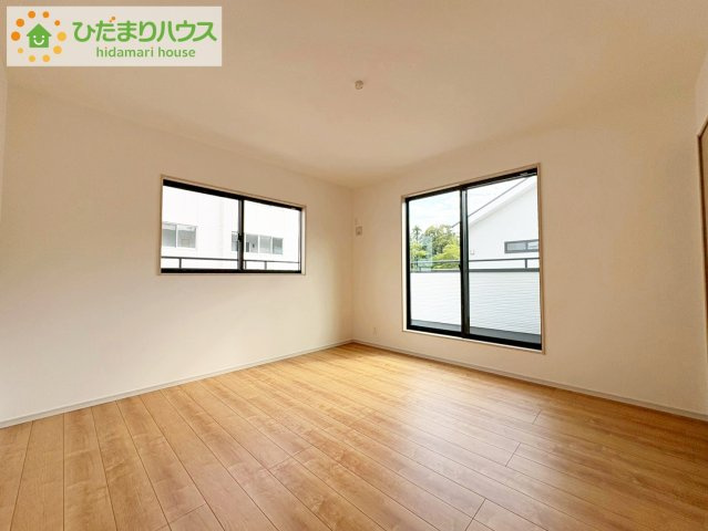 いろどりアイタウン日立市西成沢町　新築戸建　7号棟の寝室|バルコニーに面していて、たっぷり光りの入る明るい主寝室です！