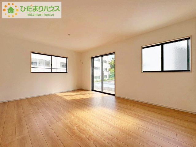 いろどりアイタウン日立市西成沢町　新築戸建　7号棟の居間・リビング|"南側にお庭があり、明るく開放感のあるリビング。
昼間は、電気いらずでエコ+節約にもなります。"