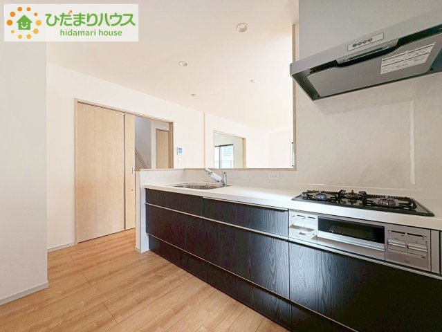 いろどりアイタウン日立市西成沢町　新築戸建　7号棟のキッチン|3口コンロと収納豊富なキッチンで、ママの毎日のお料理もはかどります☆