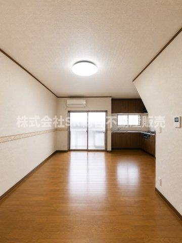 大蓮北2丁目中古戸建の居間・リビング|リビングは11.25帖♪ご家族でゆったりとお過ごしいただけます。（室内写真は加工により家具等を消しています。）