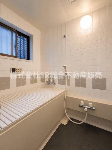 大蓮北2丁目中古戸建の浴室|足を伸ばしてゆったりと浸かれる浴槽です♪（室内写真は加工により家具等を消しています。）