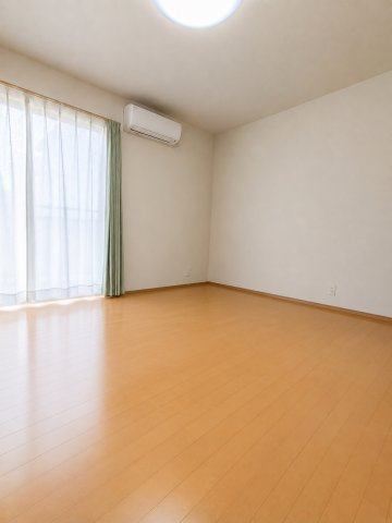 あきる野市原小宮の中古一戸建の居間・リビング|ゆったりとしたリビングです