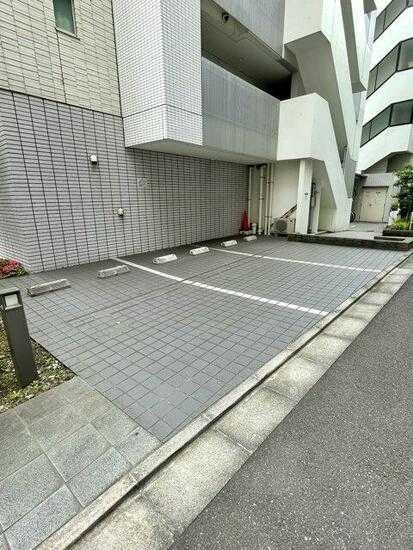 レジディア新御徒町の駐車場