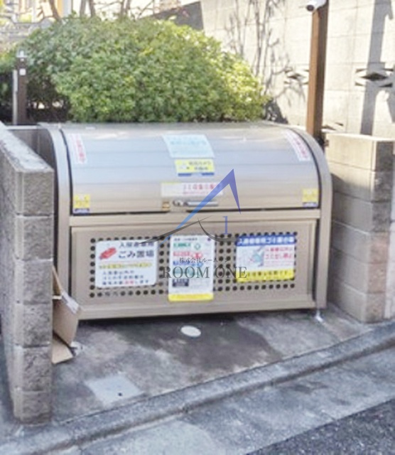 ドムス北沢のその他共用部分|敷地内ごみ置き場。