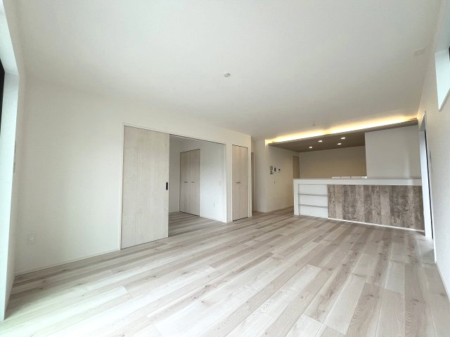 【内装】 | 福岡市東区美和台5丁目8期　1号棟（全2棟）【仲介手数料無料・0円】 | 施工例。リビングです。施工例は完成時と異なる場合があります。