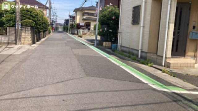 越谷市蒲生愛宕町　中古一戸建ての前面道路含む現地写真